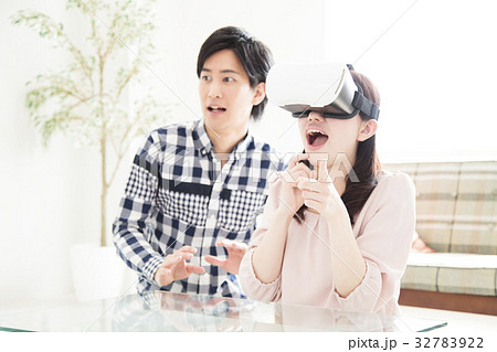 夫婦　VR　カップル　女性　家族　男性　ライフスタイル 32783922