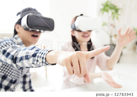 夫婦　VR　カップル　女性　家族　男性　ライフスタイル 32783943