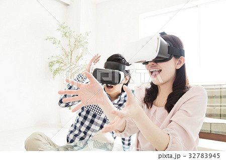 夫婦　VR　カップル　女性　家族　男性　ライフスタイル 32783945