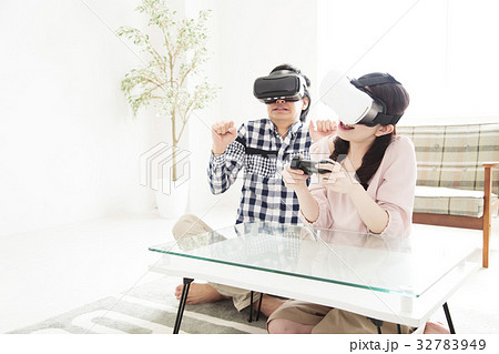 夫婦　VR　カップル　女性　家族　男性　ライフスタイル 32783949