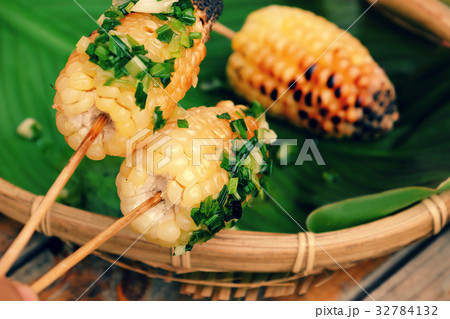 grilled corn, hot corncob grilled corn, hot corncob 32784132