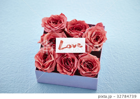 メッセージカードとフラワーボックスの写真素材