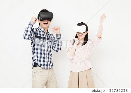 カップル　夫婦　VR　VRメガネ　バーチャルリアリティ　ゲーム　白バック 32785238