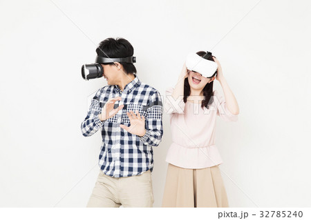 カップル　夫婦　VR　VRメガネ　バーチャルリアリティ　ゲーム　白バック 32785240
