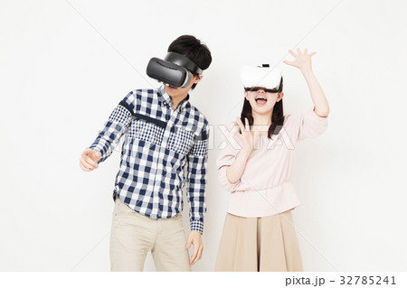カップル　夫婦　VR　VRメガネ　バーチャルリアリティ　ゲーム　白バック 32785241
