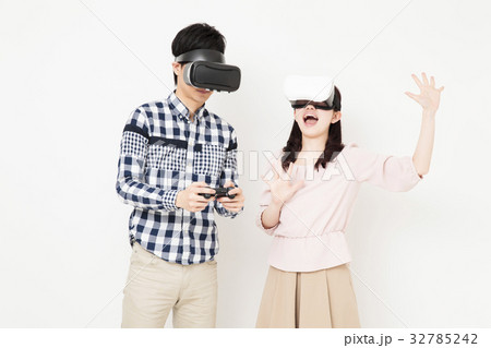 カップル　夫婦　VR　VRメガネ　バーチャルリアリティ　ゲーム　白バック 32785242