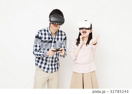 カップル　夫婦　VR　VRメガネ　バーチャルリアリティ　ゲーム　白バック 32785243