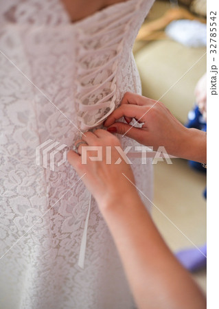 Garter on the leg of a bride, Wedding day moments 32785542