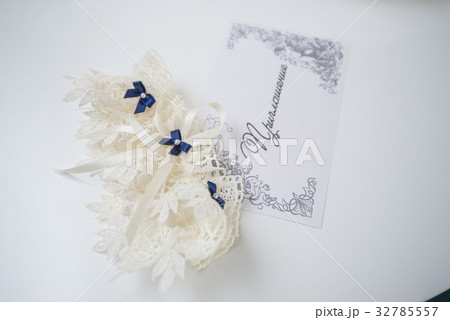 Garter on the leg of a bride, Wedding day moments Garter on the leg of a bride, Wedding day moments 32785557