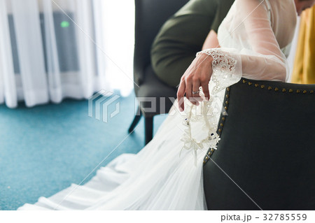 Garter on the leg of a bride, Wedding day moments Garter on the leg of a bride, Wedding day moments 32785559