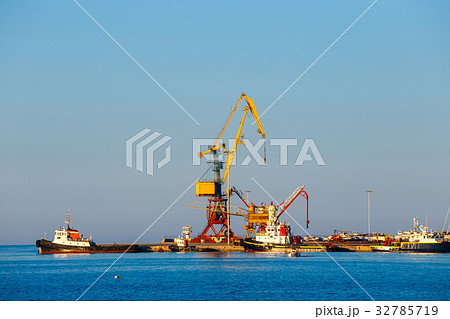 gantry crane in the dock in Heraklion on Crete gantry crane in the dock in Heraklion on Crete 32785719