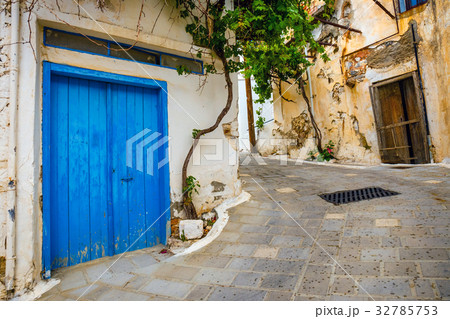 Narrow street in the village of Kritsa, Crete 32785753