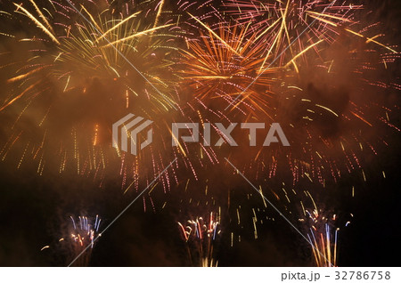 静岡市安倍川花火大会2017 遠目から見た花火バルブ撮影 32786758
