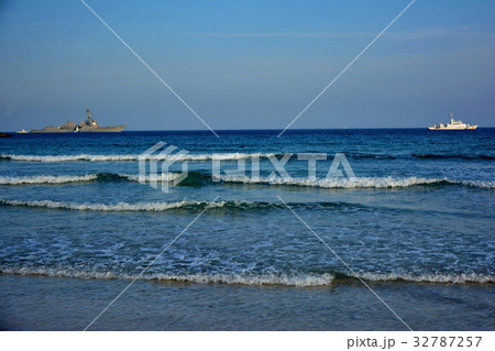 伊豆半島　イージス艦・マスティン ＆ 巡視船 かの　停泊　多々戸浜 海水浴場 （静岡県 南伊豆） 32787257