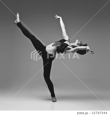 Beautiful woman dancer 32787344