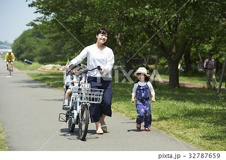 電動自転車に乗る親子 32787659
