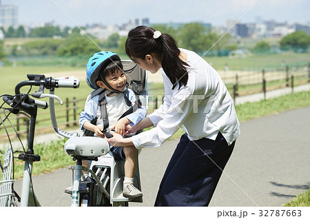 電動自転車に乗る親子 32787663