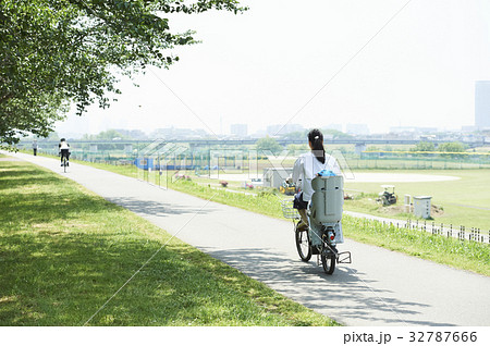 電動自転車に乗る親子 32787666
