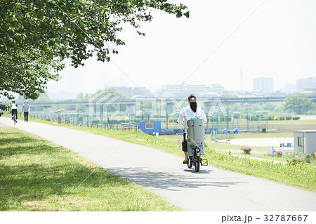 電動自転車に乗る親子 32787667