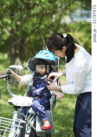 電動自転車に乗る親子 32787672