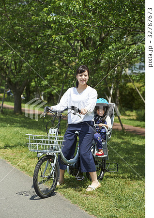 電動自転車に乗る親子の写真素材 [32787673] - PIXTA