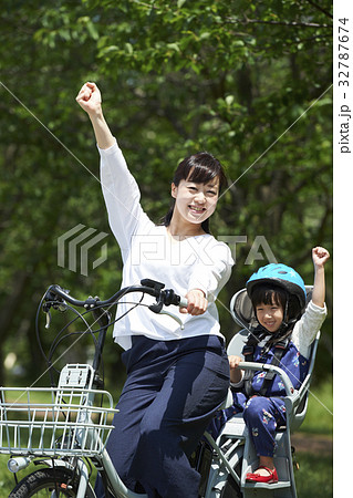電動自転車に乗る親子 電動自転車に乗る親子 32787674