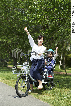 電動自転車に乗る親子 32787675