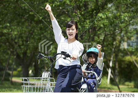 電動自転車に乗る親子 32787676