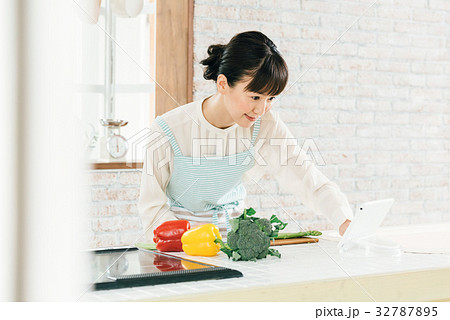 キッチン　女性 32787895