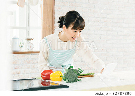 キッチン　女性 32787896