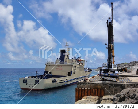 北大東島 北港 船舶とクレーン 北大東島 北港 船舶とクレーン 32789172