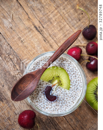 Chia seeds pudding with kiwi and cherry Chia seeds pudding with kiwi and cherry 32789748