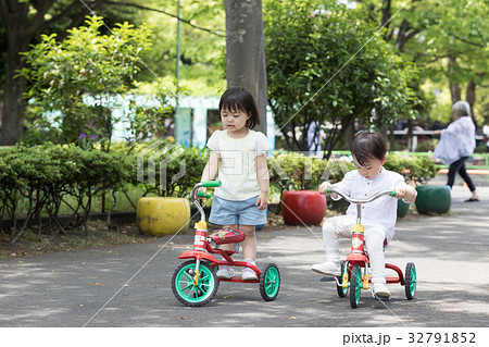 三輪車で遊ぶ子供　 32791852