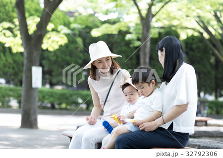 ママ友　母親　育児　 32792306