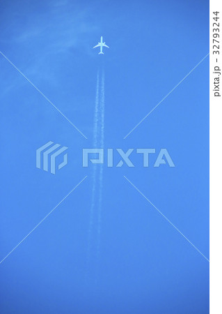 上空の飛行機シルエット上 上空の飛行機シルエット上 32793244