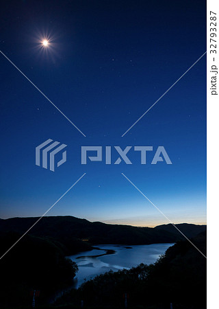 星空と羽鳥湖畔の夜景 (福島県岩瀬郡天栄村付近) 星空と羽鳥湖畔の夜景 (福島県岩瀬郡天栄村付近) 32793287