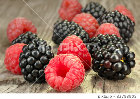 A beautiful selection of blackberries andの写真素材 [32793905] - PIXTA