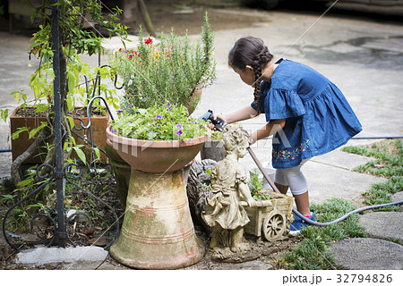 花に水を与える少女 32794826