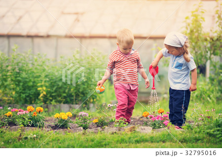 Boy and boy playing in the garden 32795016