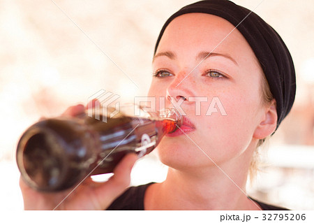 Thirsty active female traveler drinking cola soft Thirsty active female traveler drinking cola soft 32795206