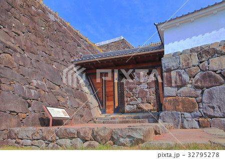 舞鶴城公園の稲荷曲輪門 32795278