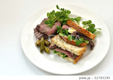 ローストビーフサンドイッチ／roast beef sandwich 32795295