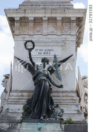 Obelik at Restauradores square (Lisbon, Portugal) 32795583