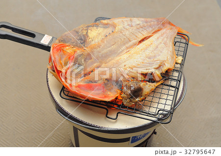 金目鯛のひものを焼く 金目鯛のひものを焼く 32795647