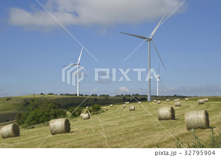 摘みわらのあるフランスの風力発電の風景 32795904