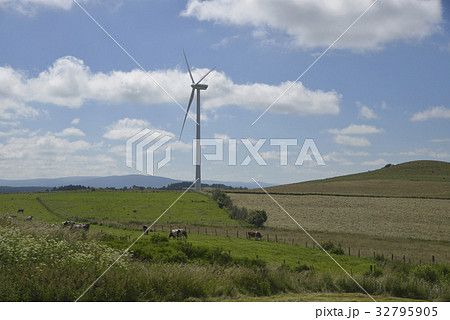 フランスの牧草地の風力発電の風景 32795905