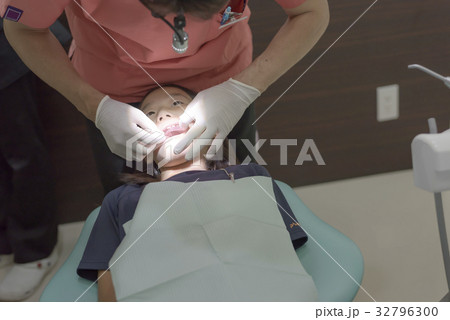 歯科医師と子ども(矯正装置) 歯科医師と子ども(矯正装置) 32796300