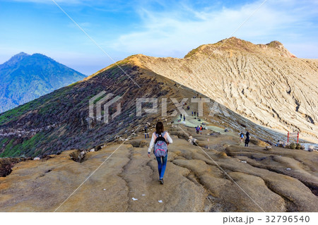 tourist trekking along dusty section of Ijen trail 32796540