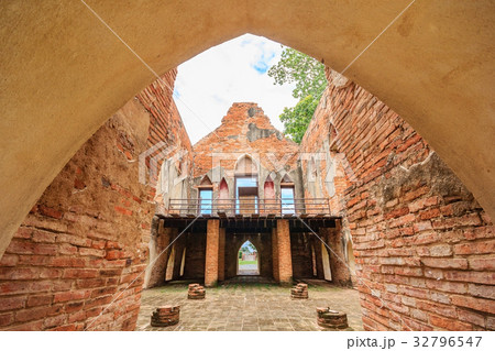 Old ancient ruin of Kham Yat Palace ancient city Old ancient ruin of Kham Yat Palace ancient city 32796547