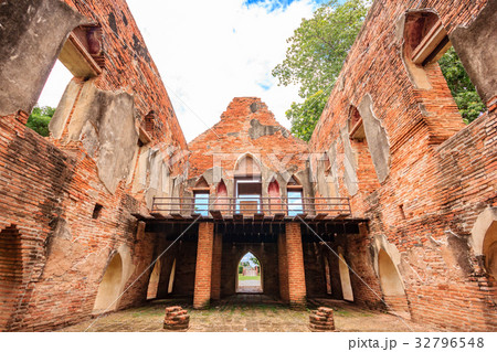 Old ancient ruin of Kham Yat Palace ancient city 32796548